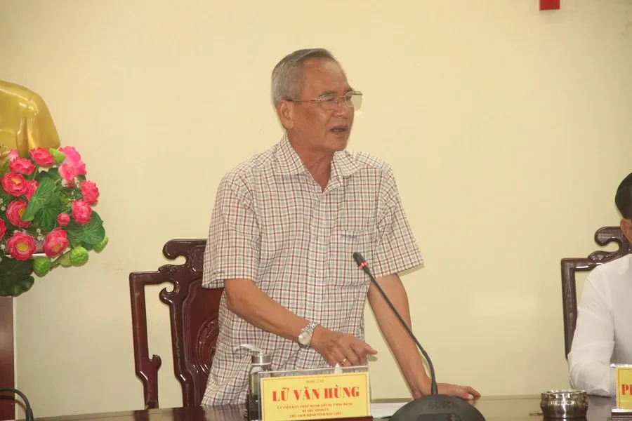 Bí thư tỉnh uỷ Bạc Liêu, ông Lữ Văn Hùng chỉ đạo chống sạt lở tại cuộc họp đột xuất ngày 9-8-2024. Ảnh: CTV Họp chống sạt lở Bạc Liêu 1.jpg