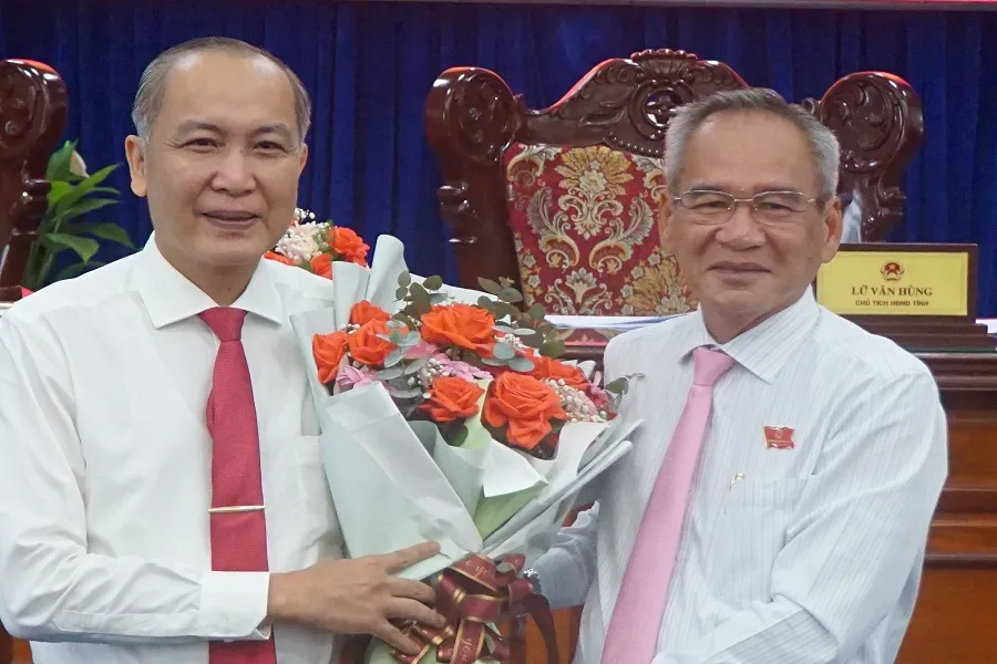 Bí thư tỉnh uỷ, Chủ tịch HĐND tỉnh Bạc Liêu, ông Lữ Văn Hùng (bên phải) tặng hoa cho ông Phan Như Nguyện tại kỳ họp HĐND chiều nay 23-8-2024. Ảnh: CTV Phan Như Nguyện1.jpg