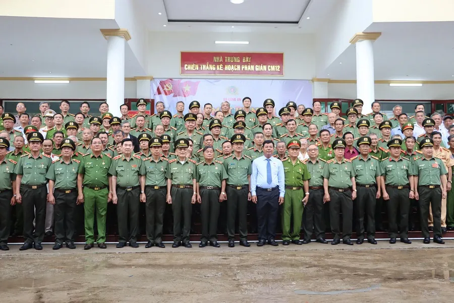 Chụp ảnh lưu niệm tại buổi lễ Kỷ niệm kế hoạch CM-12 hôm nay 9-9-2024. Ảnh: CTV Kế hoạch CM-12 Đá Bạc 2.jpg