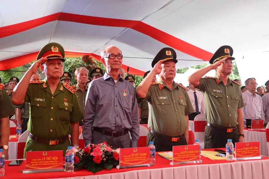 Các tướng lĩnh Công an nhân dân tại buổi lễ Kỷ niệm 40 năm thắng lợi Kế hoạch CM-12 sáng nay ở Hòn Đá Bạc. Ảnh: CTV Kế hoạch CM-12 Hòn Đá bạc 1.jpg