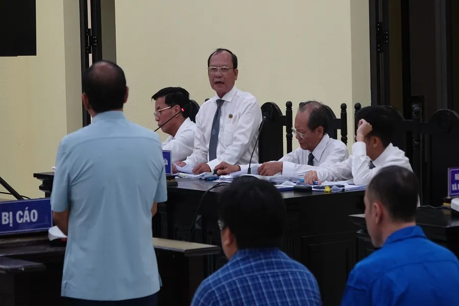 Tại toà có 4 luật sư bào chữa cho bị cáo Tô Hoài Dân, Tô Công Lý và Nguyễn Bá Đam. Ảnh: TRẦN VŨ Tô Hoài Dân 1.jpg
