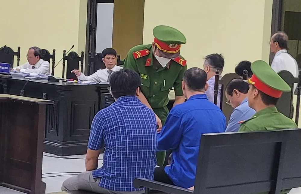 Bị cáo Tô Công Lý được mở còng trước phiên xét xử sáng nay 19-9-2024. Ảnh: TRẦN VŨ Tô Hoài Dân 2.jpg