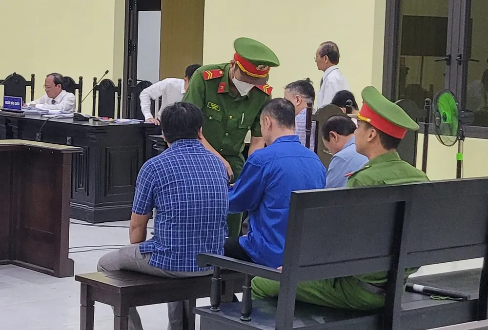 Bị cáo Tô Công Lý bị cảnh sát dẫn giải đến Tòa. Bị cáo Lý đã bị bắt tạm giam trở lại từ tháng 4-2024, sau phiên xử cuối tháng 3-2024. Vụ án lừa đảo tại nhà máy rác tp Cà Mau 1.jpg
