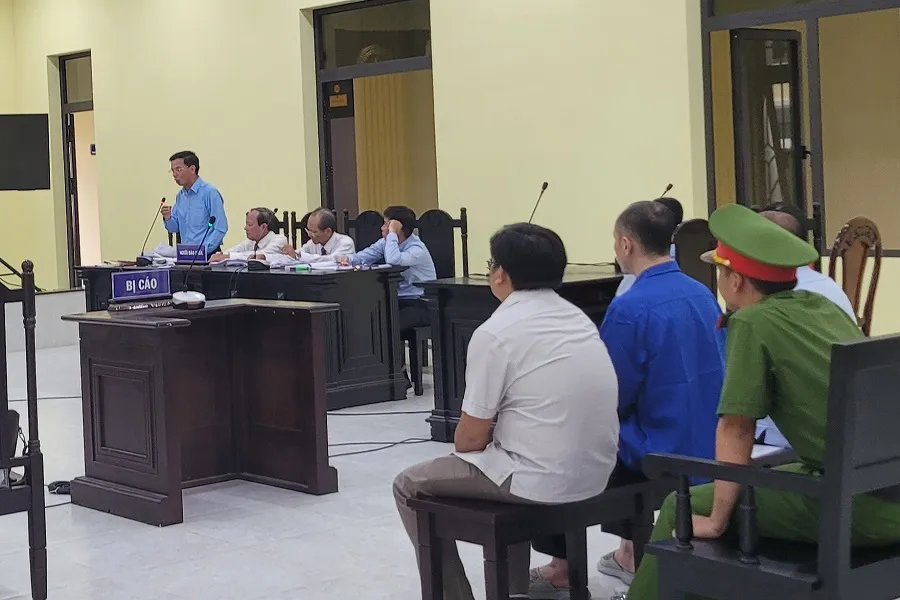 Có 4 luật sư bảo vệ cho các bị cáo trong vụ án nhà máy rác Cà Mau. Ảnh: TRẦN VŨ nhà máy rác Cà Mau 1.jpg