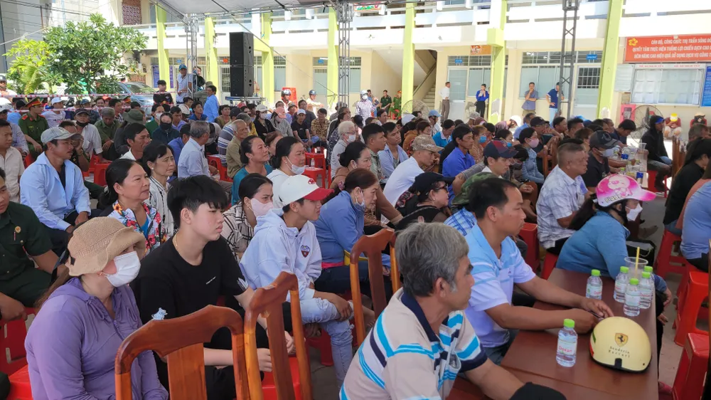 Có hơn 500 ngư dân ở cửa biển Sông Đốc đến xem phiên xử lưu động sáng nay. Ảnh: TRẦN VŨ. Đưa người trốn đi nước ngoài 6.jpg