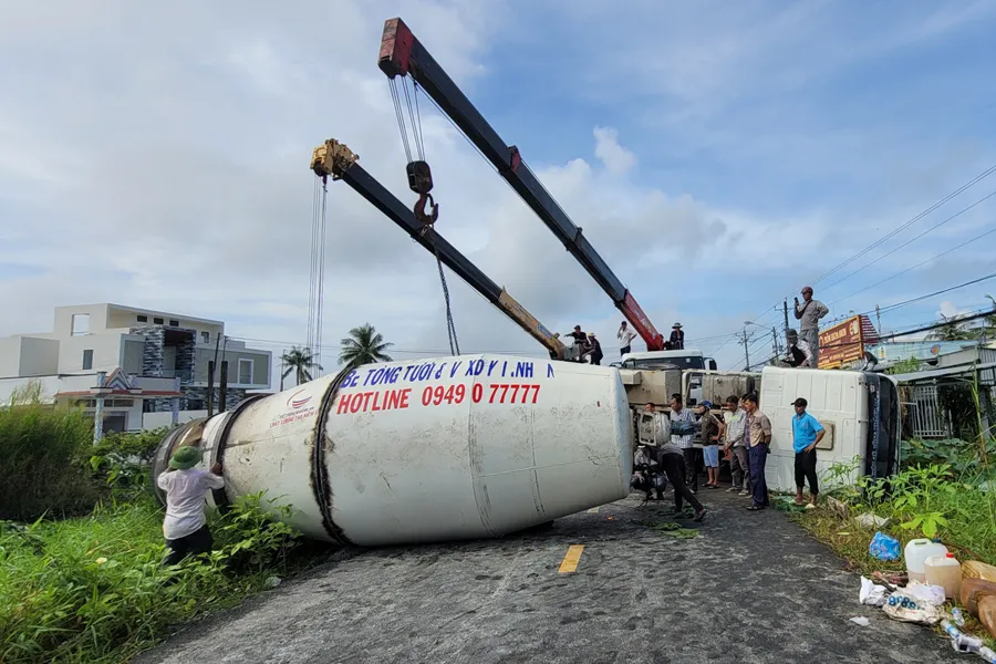 Xe trộn bê tông lật Cà Mau 2.png