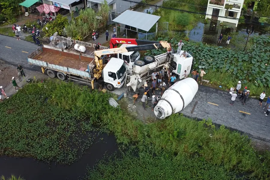 Xe trộn bê tông lật CM 1.png