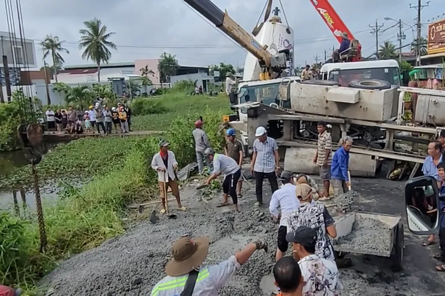 Xe trộn bê tông lật ở Cà Mau 4.png