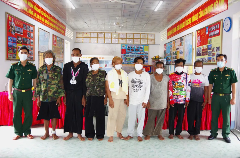 Tàu cá cứu 8 người nước ngoài đang trôi dạt trên vùng biển Cà Mau