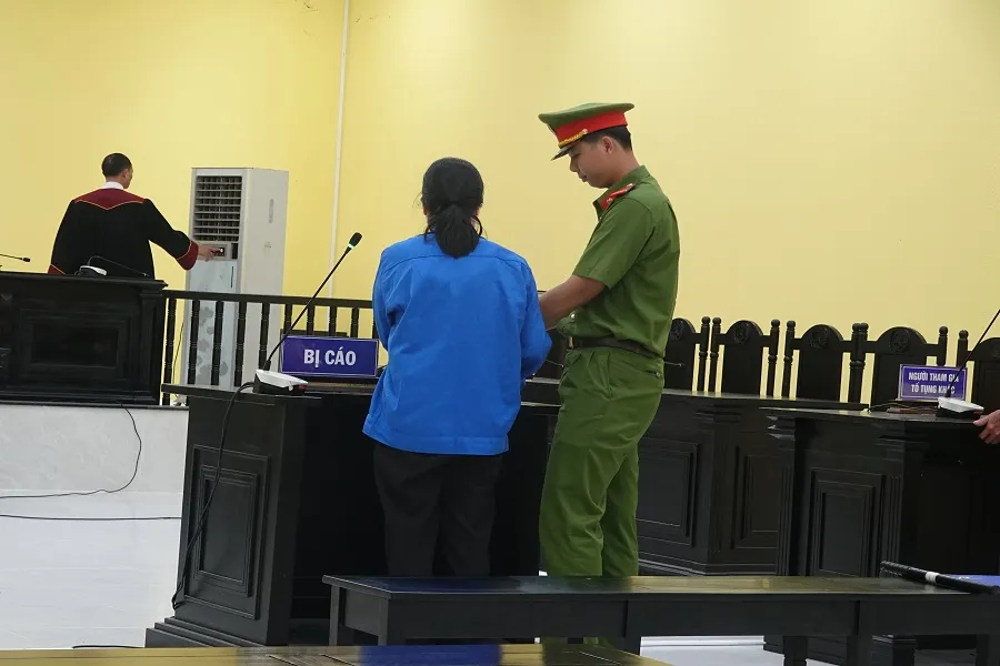 Toà tuyên tiếp tục tạm giam bị cáo Ngọt. Ảnh: TRẦN VŨ Lừa chạy án ở Cà Mau 1.jpg