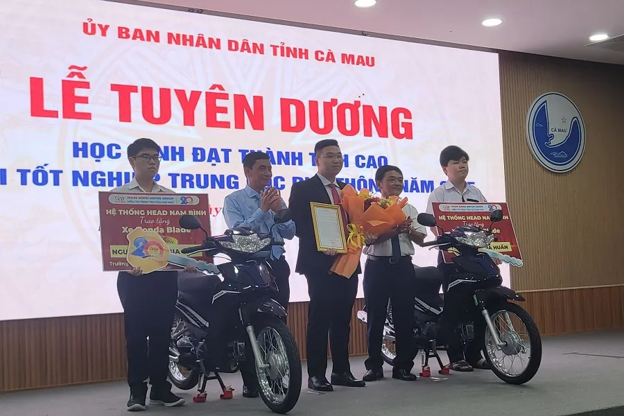 Hai thủ khoa được tặng xe máy Cà Mau 1.jpg