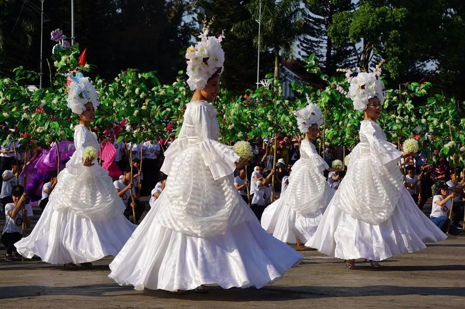 Các vũ công với màn trình diễn đặc sắc.