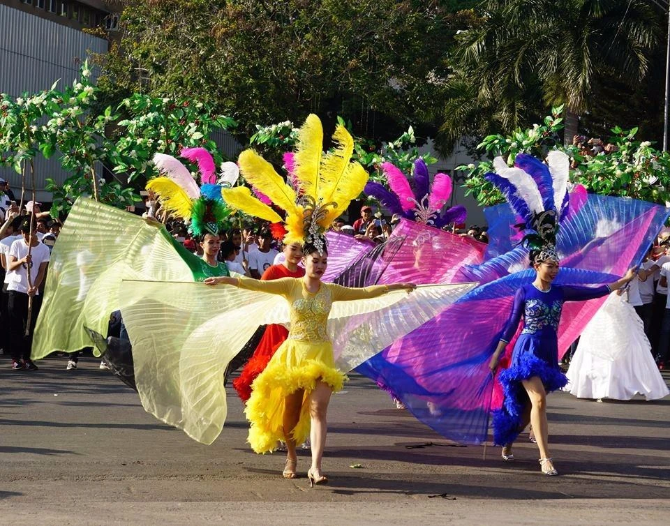 Các vũ công với màn trình diễn đặc sắc.