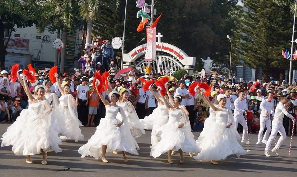 ác cô gái trong những chiếc đầm trắng nhảy múa