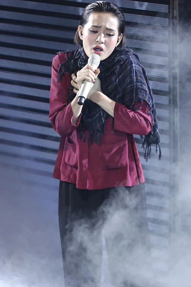 Búp bê - Hiền Hồ tiếp tục thể hiện một sáng tác mới của nhạc sĩ Lưu Thiên Hương mang tên Đời. Ca khúc có một thông điệp rất thú vị khiến khán giả thích thú.