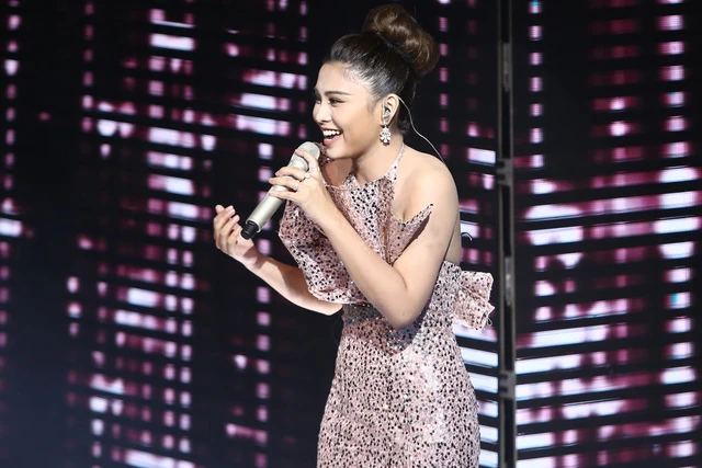 Hiền Mai team Noo Phước Thịnh thể hiện ca khúc Never give up - một sáng tác của một thành viên trong team Noo Phước Thịnh. Cô tiếp tục cho khán giả thấy một hình ảnh mới của mình, sự biến hóa khôn lường ở nhiều dòng nhạc khác nhau.