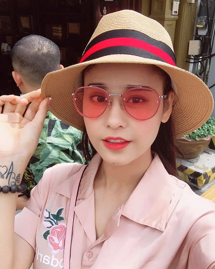 giua tam bao scandal, truong quynh anh van tu tin khoe ve ngoai rang ro, xinh dep - 3