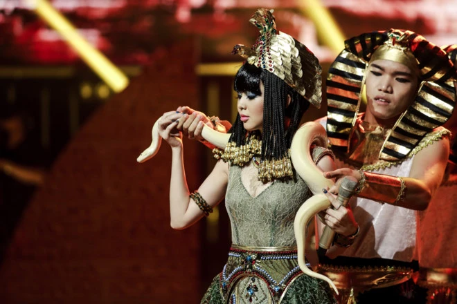 Mang tran len san khau, hot girl 9X dang quang Ban la ngoi sao hinh anh 2