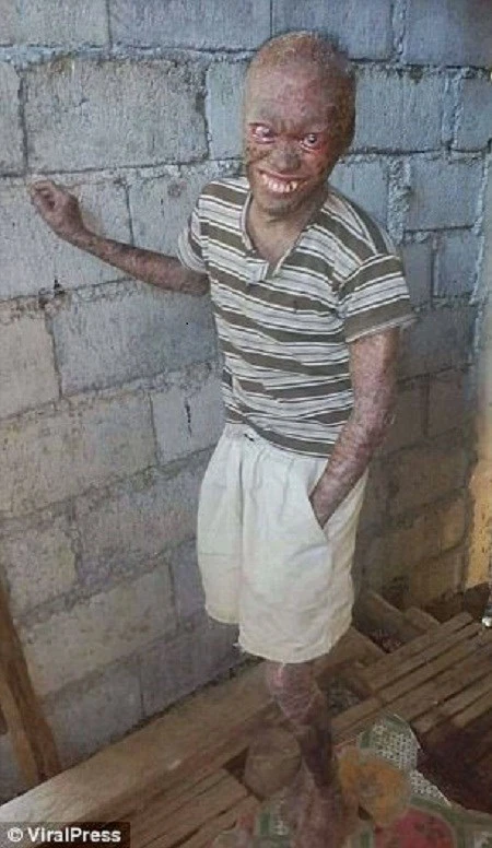 Antonio chỉ quanh quẩn cả ngày trong ngôi nhà lụp xụp của bà ngoại