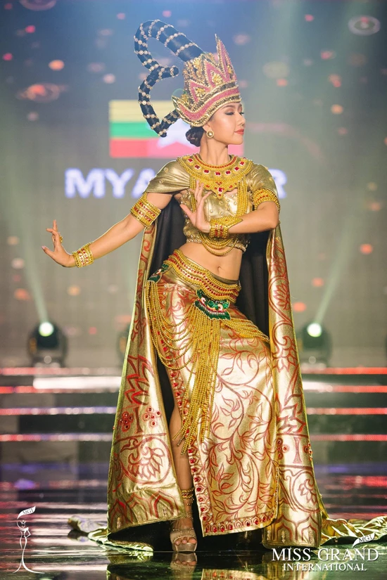 huyen-my-va-cac-thi-sinh-miss-grand-international-long-lay-thi-trang-phuc-dan-toc-6