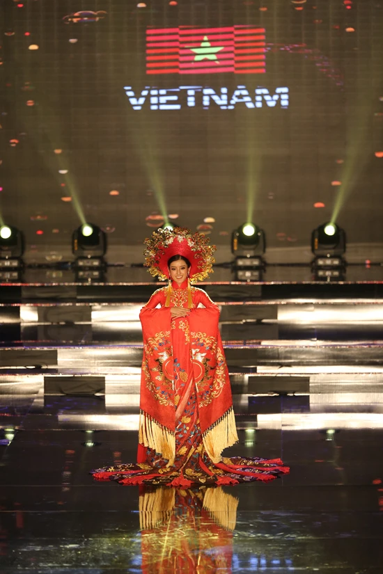 huyen-my-va-cac-thi-sinh-miss-grand-international-long-lay-thi-trang-phuc-dan-toc