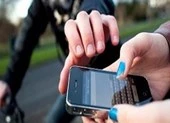 Cặp vợ chồng giật điện thoại của con nợ