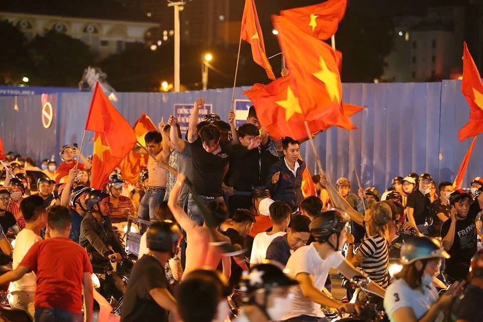 Cả nước ra đường mừng chiến thắng lịch sử của Olympic VN ảnh 16