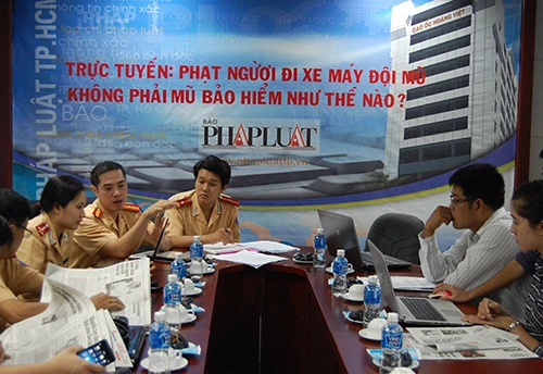 Trực tuyến: Phạt người đi xe máy đội mũ không phải mũ bảo hiểm như thế nào? ảnh 59