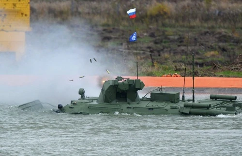 Mẫu xe bọc thép chở quân BTR-82 mới được cải tiến từ xe bọc thép chở quân BTR-80. súng máy KPVT 14,5 mm Vũ khí phụ súng máy PKT 7,62 mm