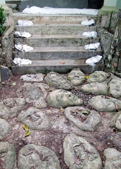 Theo người dân địa phương, mỗi lần về, là ông Phạm Chứng lại thuê thợ hì hụt xây các bức tượng hình người kinh dị. Trong khu vườn bỏ hoang của ông Chứng, hiện có đủ tượng hình người với đủ kiểu chết chóc, ai oán không khác gì thế giới địa ngục thường chiếu trong phim ảnh