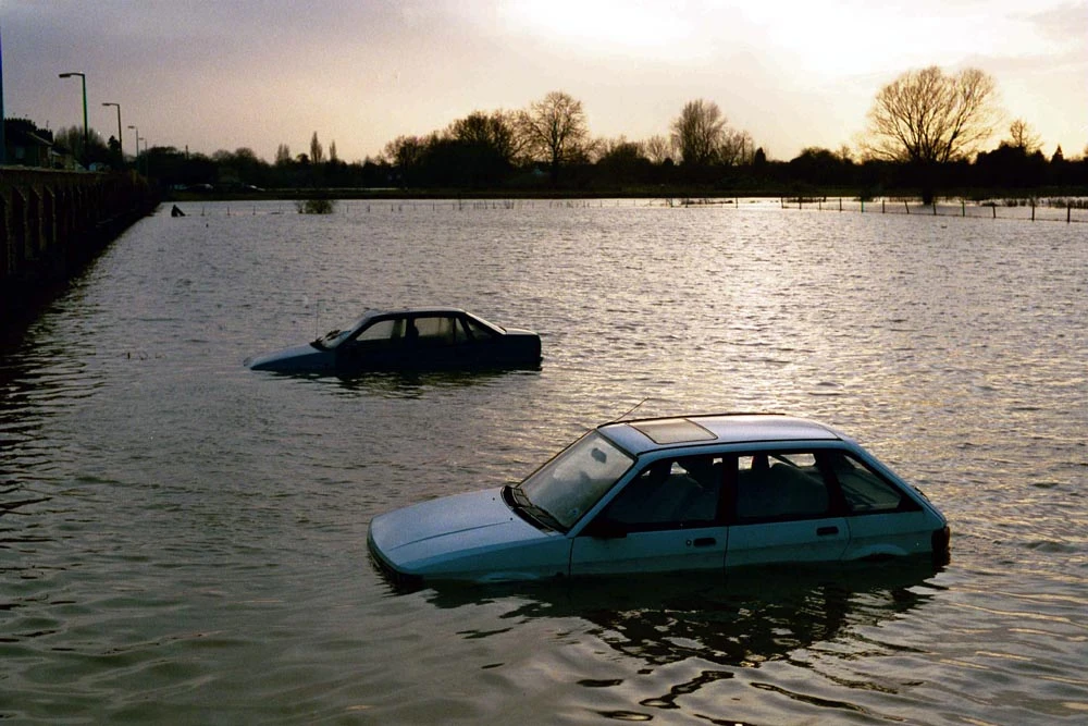 Phòng tránh mua xe bị ngập nước