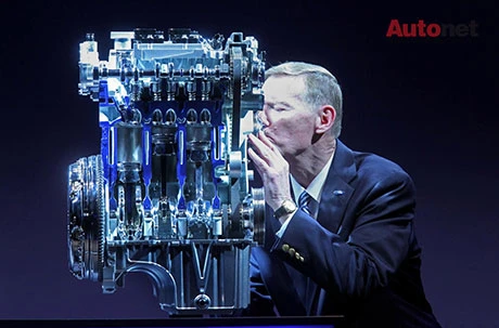 CEO Ford, Alan Mulally thể hiện tình yêu với động cơ EcoBoost 1.0L
