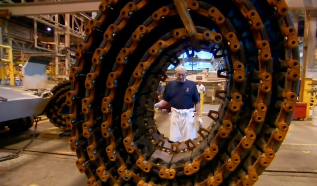 Xe tăng được lắp bánh xích dài 16,7 m và nặng 2.267 kg.