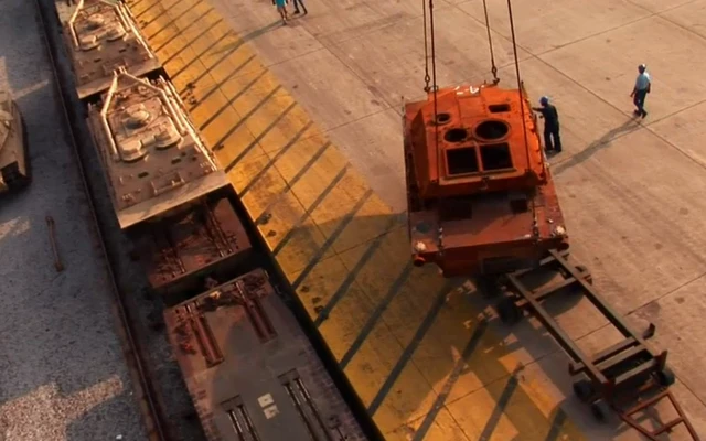 Sau đó, các thân xe tăng được chuyển tới nhà máy ở Lima, Ohio, bằng phương tiện đặc biệt.