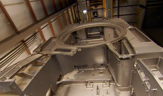 Sau khi được bắn phá bởi những hạt bi sắt, thân xe tăng trông như mới hoàn toàn.