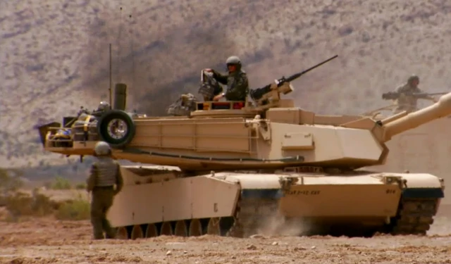 Binh sĩ vận hành xe tăng M1 trong môi trường tấn công giả định.