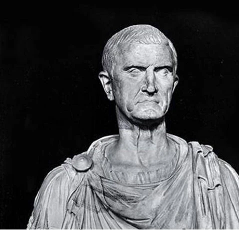 1. Marcus Licinius Crassus: Ông là một danh tướng có ảnh hưởng lớn đến đế chế La Mã và giới chính trị trong thế kỷ thứ hai TCN. Ông là con trai của Publius Lunius Crassus Muciano. Người Parthia cho rằng Marcus là mối nguy hiểm lớn với họ nên đã nhanh chóng chuẩn bị cuộc chiến với người La Mã. Dù không sở hữu đội bộ binh hùng mạnh trên thế giới nhưng người Parthia lại có đội kỵ binh xuất sắc. Lực lượng của Crassus đã vô cùng sửng sốt trước chiến thuật bất ngờ của Parthia khi hai bên giao chiến ở Carrhae, gần vùng Lưỡng Hà. Những cung thủ của Parthia bắn hàng loạt tên về phía quân đội La Mã và dụ quân địch đuổi theo, khiến họ rơi vào trận địa đã mai phục sẵn. Cuối cùng, 60% binh sĩ trong lực lượng của Marcus đã bị quân Parthia giết chết, trong đó có cả ông. 