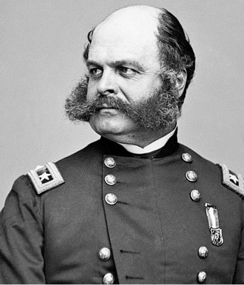 6. Ambrose Burnside: Ambrose Everett Burnside là một vị tướng thuộc lực lượng Liên minh trong thời gian diễn ra cuộc nội chiến Mỹ. Ông đã dẫn dắt quân đội thực hiện những chiến dịch thành công ở miền Đông Tennessee và North Carolina nhưng sau đó liên tiếp gặp thất bại nặng nề. Cụ thể, trong trận Fredericksburg, ông đã phát động một cuộc tấn công không thành công và gây ra cái chết của gần 1.300 binh sĩ thuộc lực lượng Liên minh. Trong trận Crater, tướng Burnside ra lệnh cho các kỹ sư đào một đường hầm trong lòng đất tới vị trí của quân địch. Tuy nhiên, sau khi ông ra lệnh cho quân đội tấn công thì gây ra một vụ nổ lớn khiến một núi lửa lộ thiên. Quân đội của ông đã bị mắc kẹt tại nơi này và bị quân sĩ miền Nam tàn sát thê thảm.