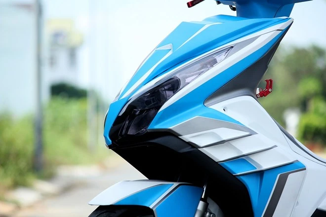 Dàn nhựa được tạo dáng thêm những đường nét mới và mạnh mẽ cho phần đầu, như mặt nạ, dè trước, cánh gà.