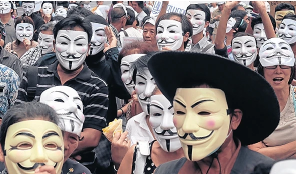 Khoảng 700 người thuộc nhóm Anti-Thaksin V đeo mặt nạ Guy Fawkes để phản đối ông Thaksin Shinawtra và chính phủ hiện tại ở trung tâm mua sắm CentralWorld, Thái Lan