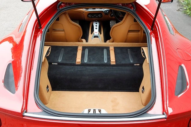 Không gian phía sau hai ghế chính đủ chỗ cho các vật dụng linh tinh như áo khoác, các túi đồ sau khi đi mua sắm… Toàn bộ khoang hành lý có thể tích lên tới 500 lít, quá lớn so với một chiếc siêu xe.