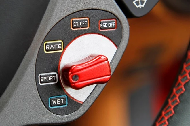 F12 được trang bị một hệ thống định vị vệ tinh, có trang bị điều khiển bằng giọng nói, nhưng cũng khó sử dụng. Thiết bị tiêu chuẩn khác bao gồm một hệ thống chống trộm vệ tinh, một camera phía sau xe , tay lái điều chỉnh điện, điều khiển khí hậu, kiểm soát hành trình và theo dõi nhiệt độ. Về khả năng điều khiển, F12 vào cua ít bị văng đuôi hơn so với 458. Hệ thống lái cực kỳ nhanh và nhẹ. Nếu bạn muốn qua mặt bất kỳ chiếc xe nào trên đường, chỉ cần giữ vững thần kinh để không sợ hãi, dẫm mạnh chân ga, và chiếc xe của bạn sẽ vọt lên một cách dễ dàng, trước con mắt ngưỡng mộ của những người đi đường. Ở tốc độ thấp hơn, F12 trở thành một người bạn đồng hành thân thiện. Các van tiết lưu được cài đặt phần mềm giúp xử lý mượt mà, dù đi ở tốc độ thấp xe vẫn không bị giật cục. Lực kéo trên đường thẳng cực kỳ mạnh mẽ, lực bám đường tốt và vào cua ổn định.