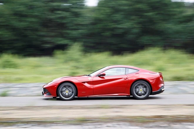 Về thiết kế, Ferrari F12 Berlinetta thấp hơn, ngắn hơn, hẹp hơn và nhẹ hơn so với chiếc 599 mà nó thay thế. F12 có vị trí ngồi thấp hơn, động cơ cũng được đặt thấp nhằm hạ trọng tâm. Hộp số và hệ thống truyền động phía sau nhỏ hơn, cho phép phần đuôi ngắn lại và thay đổi tỷ lệ phân bổ trọng lượng trước/sau là 46/54.