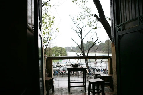 Dù hiện tạiHà Nội gió mùa cũng ở trong Đinh, Hà Nội tấp nập cũng ở trong Đinh, Hà nội tĩnh lặng cũng ở trong Đinh.