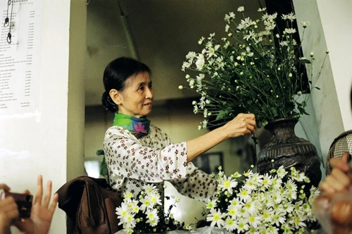 Chủ quán là bà Bích đã mất nhưng hình ảnh bà đã trở thành một phần ký ức đẹp của quán, về Hà Nội xưa, về những con người con gái Hà thành nền nã, khéo léo. Bà Bích là thế hệ thứ hai trong gia đình của quán cà phê này. Mẹ bà Bích là bà Giảng, người chủ quán từ thời Pháp thuộc.