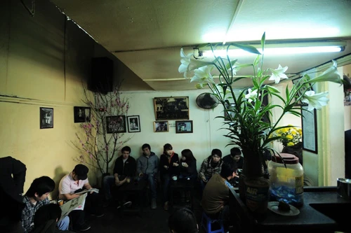 Quán nằm trên gác hai của một ngôi nhà Pháp cổ.