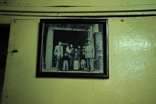 cảm giác khi tới đây luôn là cảm giác thân thuộc, cảm giác của một Hà Nội thủa ảnh đen trắng,