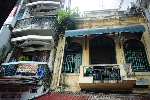 Góc ban công của quán nhìn từ đường Đinh Tiên Hoàng lên.