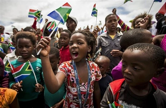 Trẻ em Nam Phi trong lễ tưởng niệm ông Nelson Mandela. Ảnh: EPA Trẻ em Nam Phi trong lễ tưởng niệm ông Nelson Mandela. Ảnh: EPA