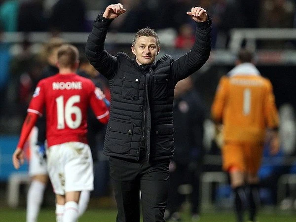 Kết quả bóng đá: Ole Gunnar Solskjaer ra mắt ấn tượng ảnh 1